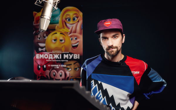 Оля Полякова и Антон Савлепов озвучили героев мультфильма Эмоджи