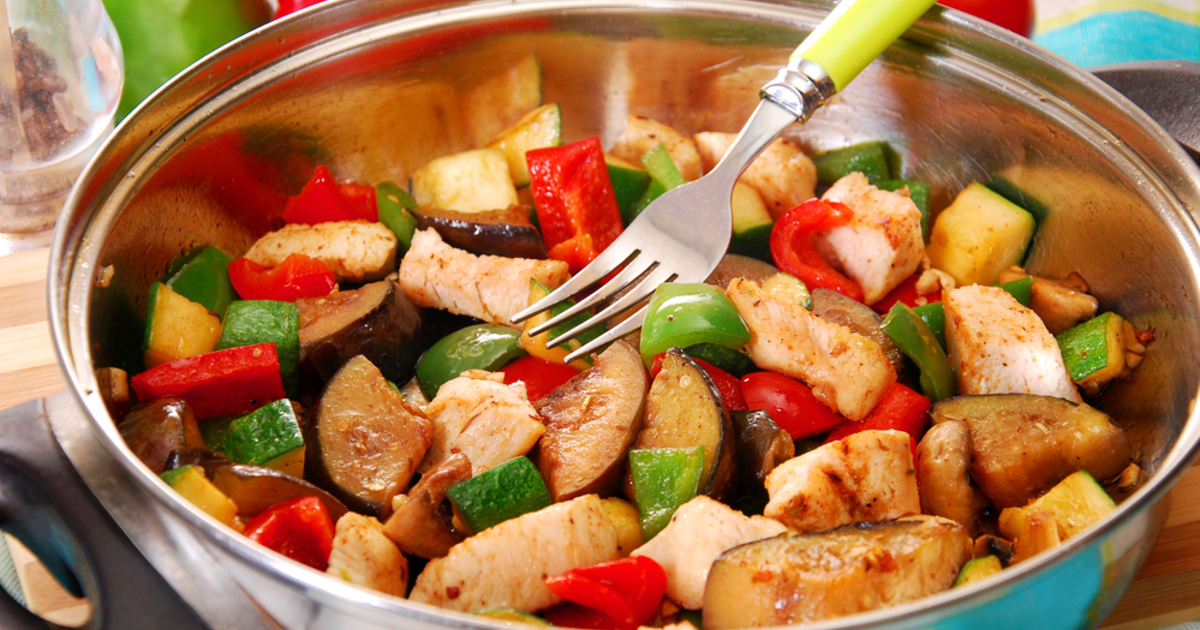 Рататуй с куриным филе. Рататуй с курицей в духовке. Рататуй с лососем. Рататуй с куриным филе. Куриный рататуй.