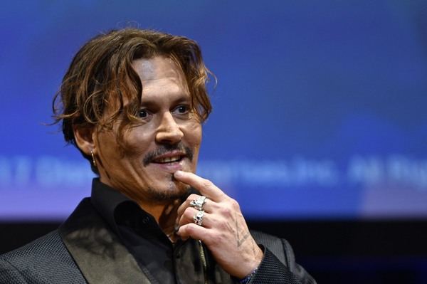 Джонни Депп купил для дочери диван из шоу Семейка Кардашян