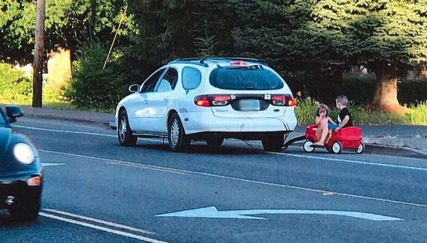 Мать из Орегона катала детей в тележке, привязанной к автомобилю