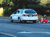 Мать из Орегона катала детей в тележке, привязанной к автомобилю