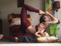 Сеть поразила мама, кормящая грудью во время занятия йогой