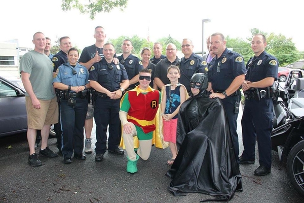 Мальчик из США путешествует по стране, чтобы угощать полицейских пончиками