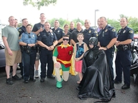 Мальчик из США путешествует по стране, чтобы угощать полицейских пончиками