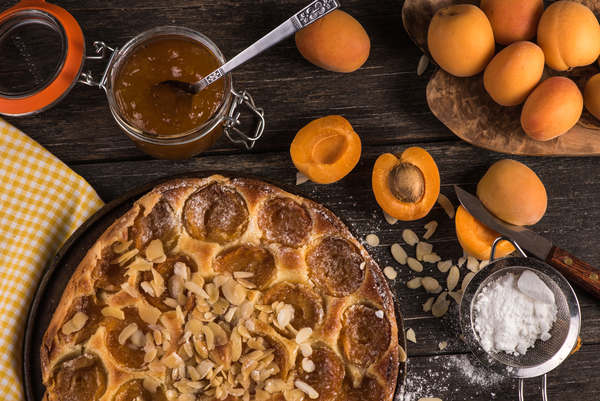 Абрикосовый пирог с миндалем: три вкусные идеи