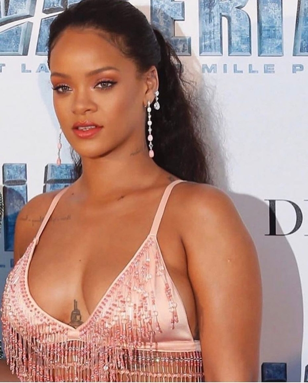 Изобилие розового: Рианна побывала на премьере фильма в Париже