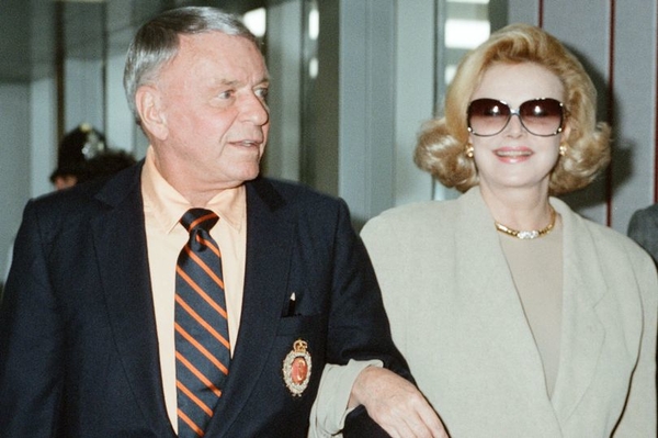 Вдова легендарного Фрэнка Синатры умерла в США