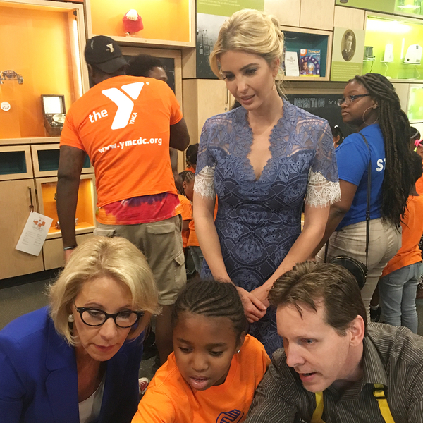 Иванка Трамп посетила Вашингтон в изящном наряде