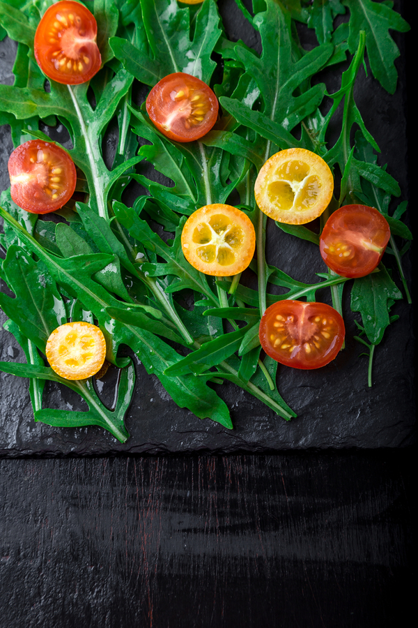 Салат из рукколы и помидоров черри: три вкусные идеи
