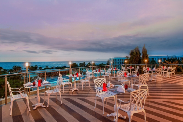 KAYA SIDE 5* UALL: озерный и морской ландшафт соединяются в восхитительной лазури