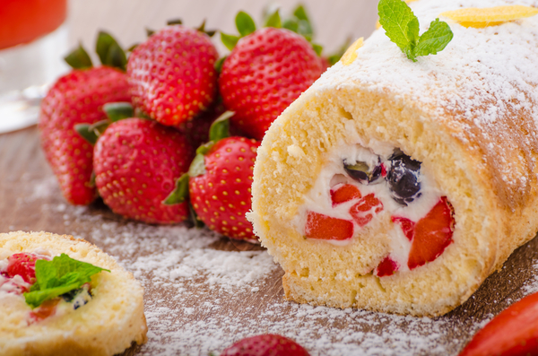 Как правильно свернуть бисквитный рулет