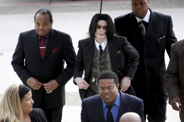 У наследников Майкла Джексона отсудили почти 10 миллионов долларов