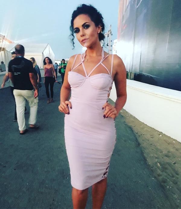 Настя Каменских поразила пикантным нарядом на фестивале в Баку