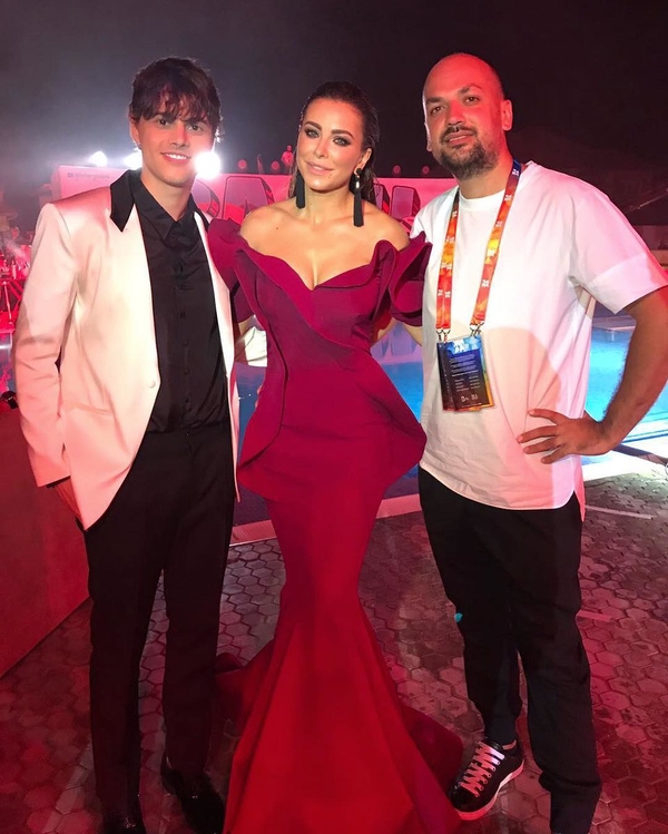 Ани Лорак вышла в свет в роскошном платье, похожем на розу