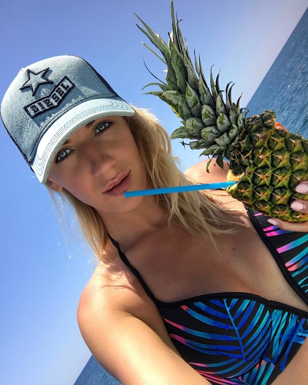 Леся Никитюк похвасталась стройной фигурой в купальнике