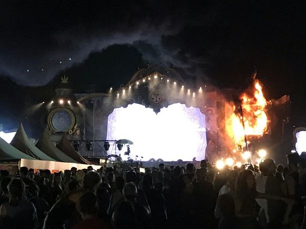 На музыкальном фестивале в Испании загорелась сцена