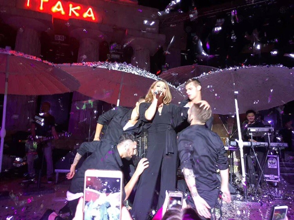 Поклонники ждали концерта Могилевской четыре часа под проливным дождем