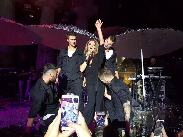 Поклонники ждали концерта Могилевской четыре часа под проливным дождем