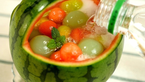 Как приготовить фруктовый пунш в арбузе