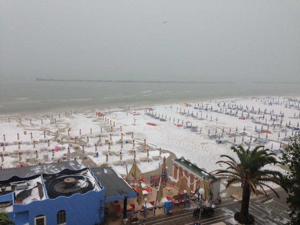 На популярном курорте в Италии после жары выпал снег