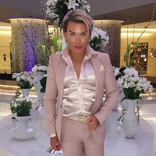 "Живая" кукла: результат множественных пластических операций