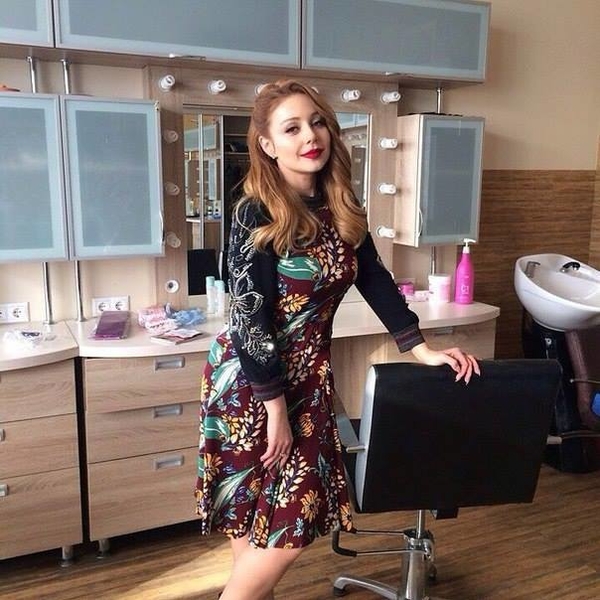 Тина Кароль в домашнем образе сыграла на баяне