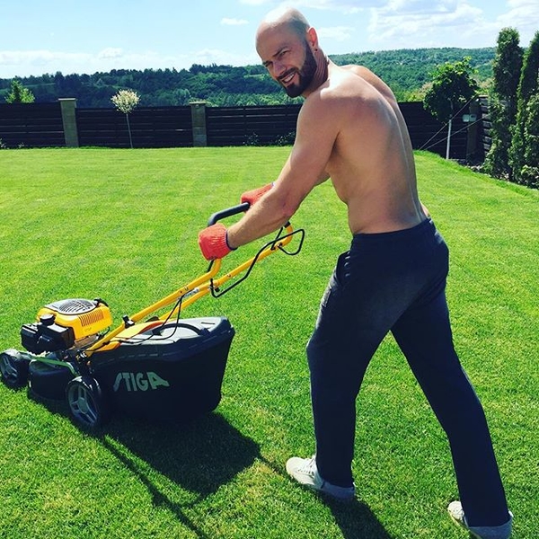 Влад Яма взбудоражил поклонников снимком после душа