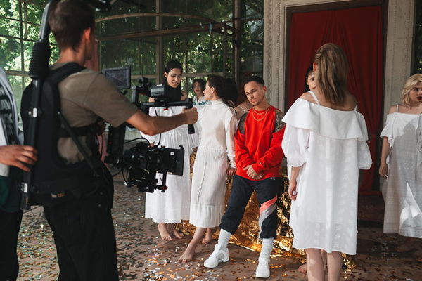 Артем Пивоваров презентовал клип МояНочь на двух языках