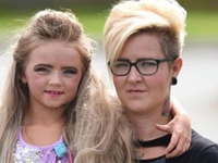 В Великобритании мама делает из семилетней дочки звезду с помощью автозагара и макияжа