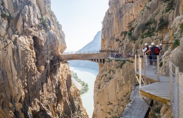 Над пропастью: в Испании открыли для посещения опасную тропу