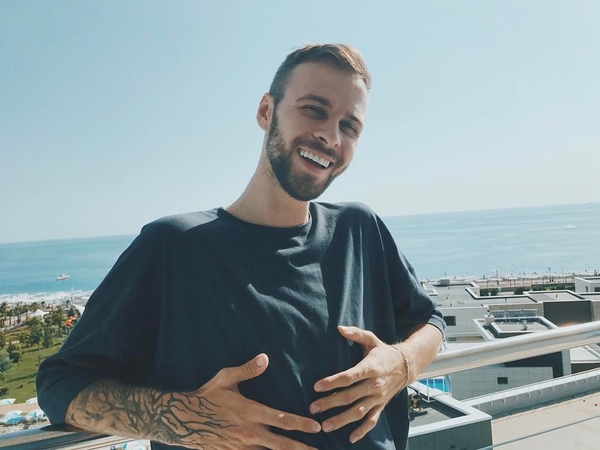 Барских опубликовал школьные фото с Мишей Романовой и признался ей в любви