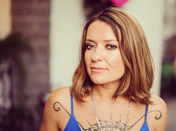 Похорошевшая Могилевская повеселилась у бассейна в компании парней