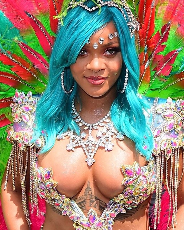 Рианна в откровенном костюме произвела фурор на карнавале