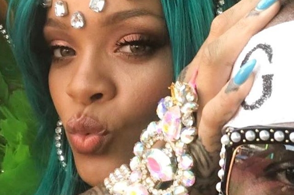 instagram.com/deexfenty