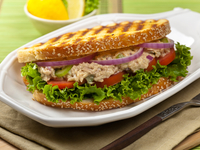 Острый сэндвич с тунцом, овощами и домашним майонезом