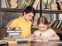 Нужно ли заниматься с ребенком во время каникул: советы психолога