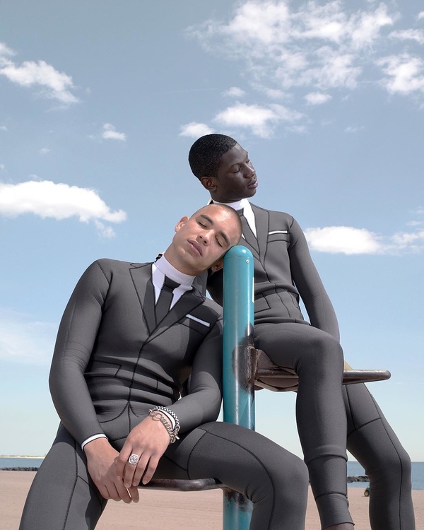 Том Браун создал необычные костюмы для серфинга