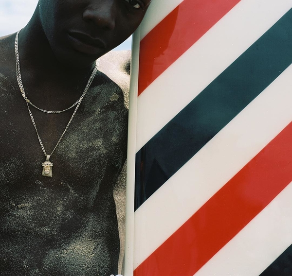 Том Браун создал необычные костюмы для серфинга