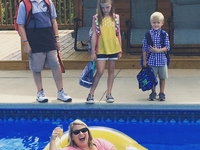 В США мама креативно поздравила детей с первым днем школы