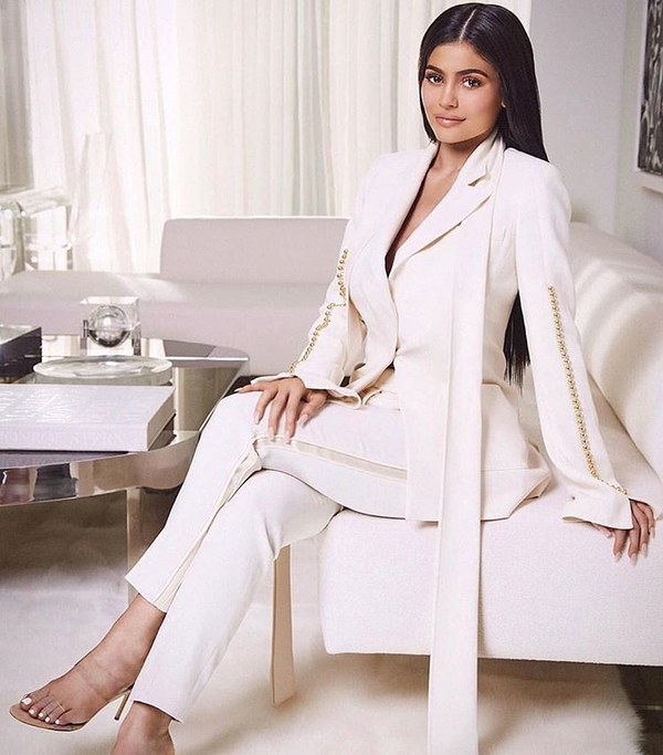 Кайли Дженнер продемонстрировала в Сети фото в телесном бикини