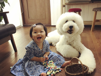 Милая девочка и ее огромный пудель покорили соцсеть