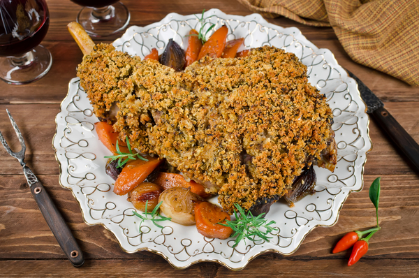 Как приготовить запеченную баранью ногу под пряной корочкой