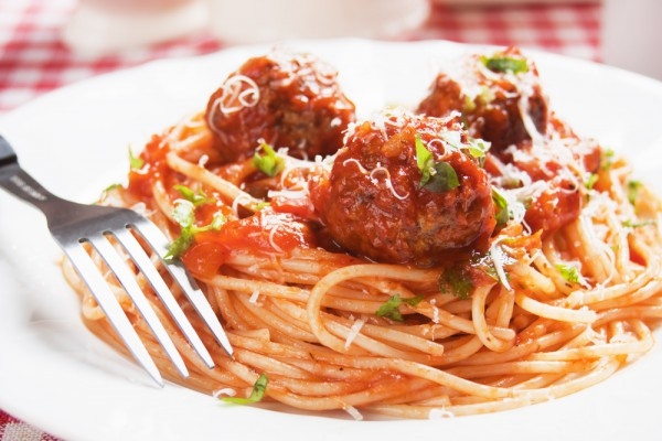Спагетти в томатном соусе с фрикадельками