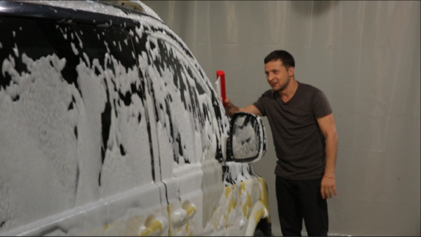 Владимир Зеленский помыл машину участнику шоу Сюрприз, сюрприз!