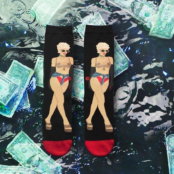 В продажу поступили носки с изображением Рианны
