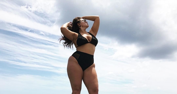 Модель plus-size опубликовала в Сети фото в купальнике