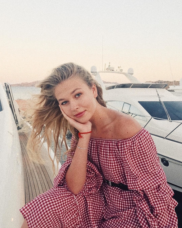 Дочь Веры Брежневой показала откровенные фото с отдыха