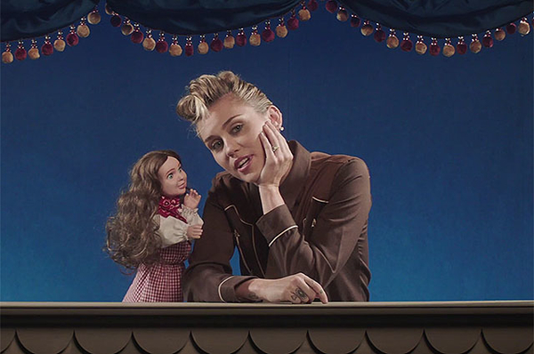 Майли Сайрус примерила яркие образы в новом клипе