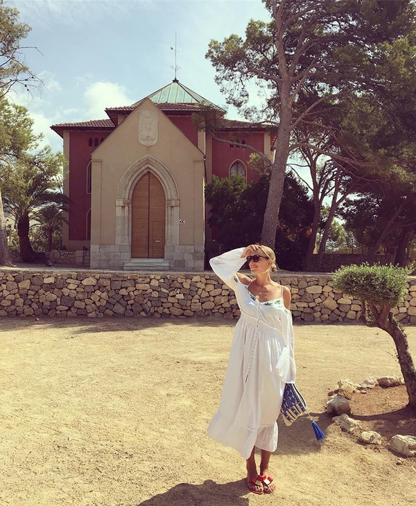 Катя Осадчая прогулялась по Испании в платье за 500 евро