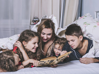 Почему важно читать книги вслух детям постарше